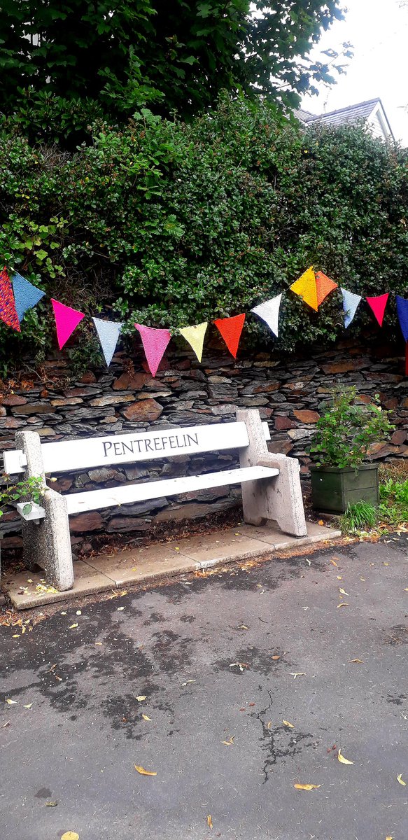 Not a sad one. Knitted bunting revisited.
#sundaybench