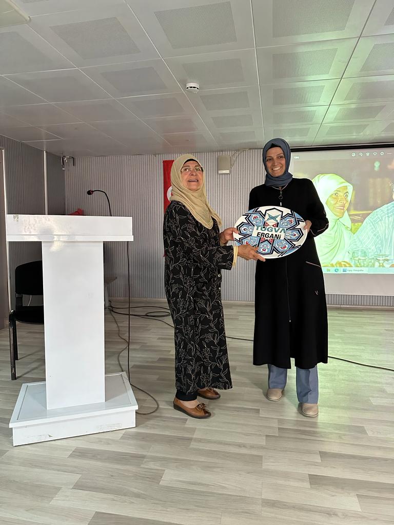 tugvaergani's tweet photo. Tügva Ergani Kadın Ve Aile Koordinatörümüz 
Sn. Melek Demir Hanımefendi Kadının Toplum Üzerindeki manevi değerlerine değinerek, değerli katılımcımıza Tügva Ergani adına hediyemizi takdim etmiştir. 

@ibrahim_besinci @OmerBugday_99 @a_karaaslan69 https://t.co/x79ikFlIP8