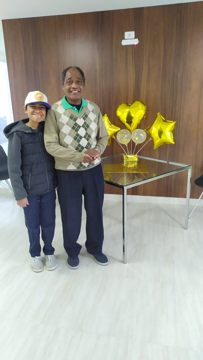 BrunaChocolat's tweet photo. Feliz dia dos Pais a todos de verdade 🤩 Em especial pra ele véi teimoso que amammos muito 🩷 Pai e vô 💜

#diadospais #FathersDay #domingao https://t.co/FJhqEIbSIY