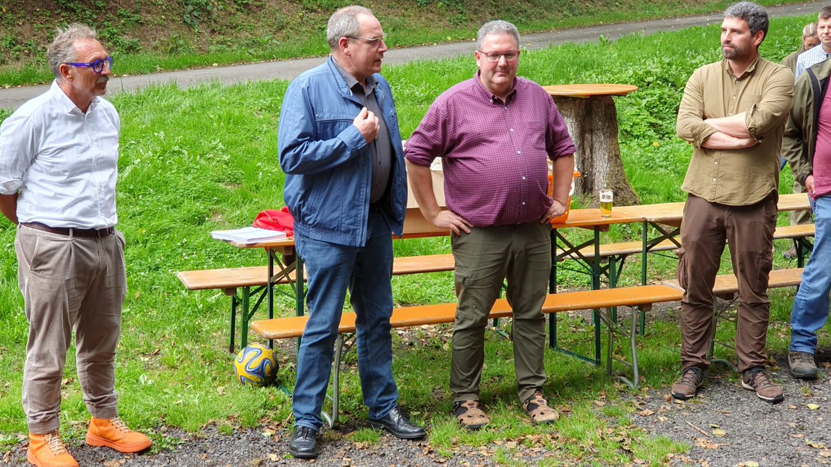 BWV-Kreisvorsitzender Stefan Fiedler (2.v.l.) dankte den Kitzrettern während eines Helferfestes für ihren Einsatz. Er übergab der #Kreisjägerschaft Bitburg-Prüm als Wertschätzung 200 Euro des #BWV-Kreisverbandes. Die Teilnehmer tauschten sich auch über Landesjagdgesetz aus.