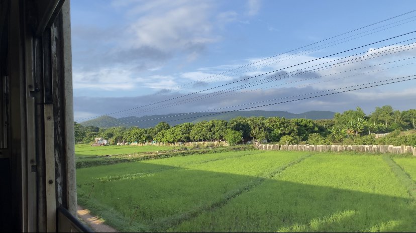 ULTAR_HERO's tweet photo. นั่งรถไฟจากเชียงใหม่ไปดอยขุนตาล คนละ15฿ เท่านั้น วิวข้างทางว้าวมาก ปกติขับแต่รถยนต์ เปลี่ยนมานั่งรถไฟก็สวยไปอีกแบบแฮะ😲 #ดอยขุนตาล #สถานีรถไฟเชียงใหม่ #เชียงใหม่ @Review_Thailand https://t.co/2NWjEhzetb
