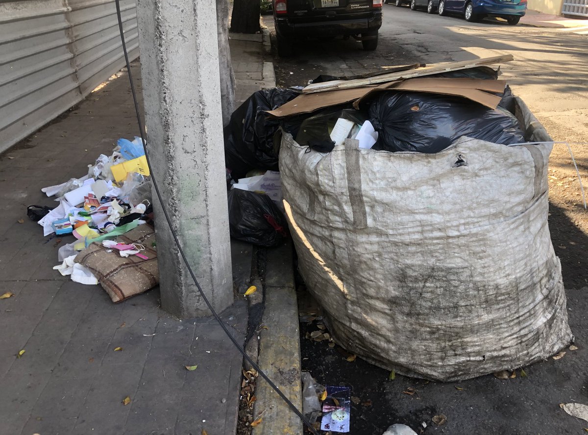 anniprincesss's tweet photo. Hola!!@AlcaldiaMHmx,@OlaMHmx me podrían ayudar todos los días es la misma situación y la persona que la deja argumenta que no le afecta a nadie”es muy grosero”Lago ginebra esq. Legaria “Basurero Clandestino” ahora todos tiran  la basura ahí por las noches.Gracias https://t.co/OiHOcy1GrZ