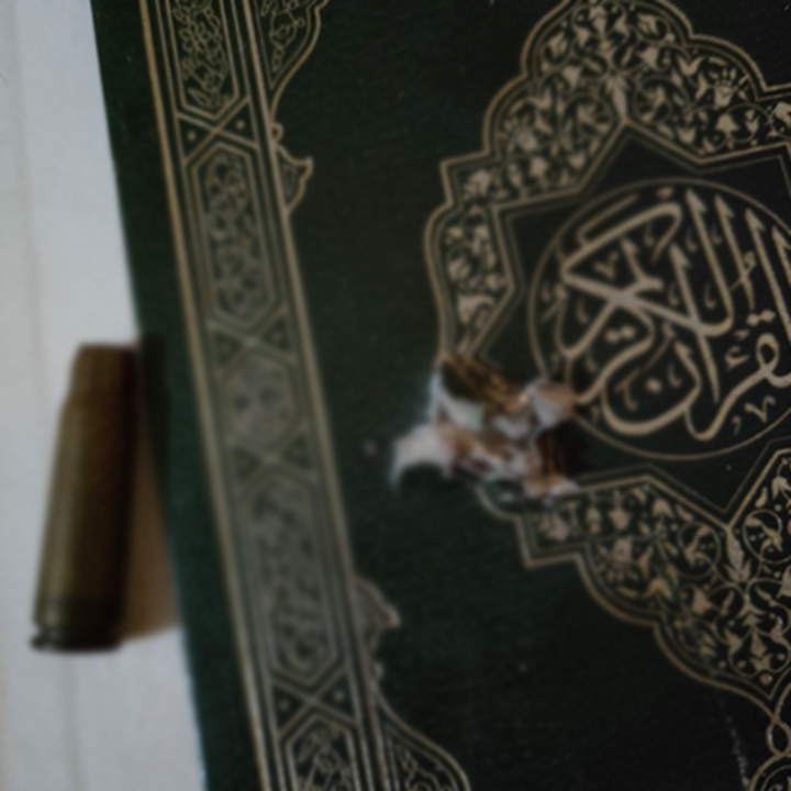 انتي ابوكي إرهــ ابي، انتي ابوكي إخواني كان في ميدان #رابعة_العدوية شايل سـ لاح!!!
اللي في الصورة دي هوا سـ لاح بابا اللي كان رايح بيه رابعة
"مصحف" ومرجعش منه غير الغلاف ومعاه فوارغ طـ لقات غدر اتصـ اب بيها هوا وغيره من الجيران اللي راحوا معاه

ياعائشة، هاتيلي المصحف الصغير
-