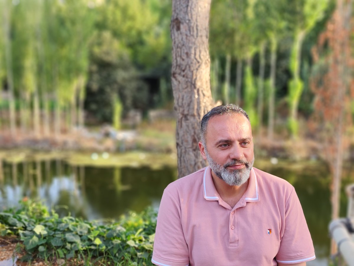 وأنا أخطو بسرعة نحو الخمسين دعني أقول لك  أيها الشاب أن هناك أربعة قرارات يجب أن تأخذها على محمل الجد فهي المسؤولة عن نجاحك في الحياة 😎
القرار الأول ماذا تتعلم؟ ولا أقول ماذا تدرس، فقد تجبرك الظروف على دراسة فرع أو آخر أما التعلم فلك مطلق الحرية فيه فابحث عما يفيدك ولا تتأخر