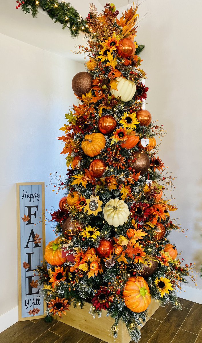 DaisyFME's tweet photo. Fall Theme Tree https://t.co/CbbX9Ylj6m
