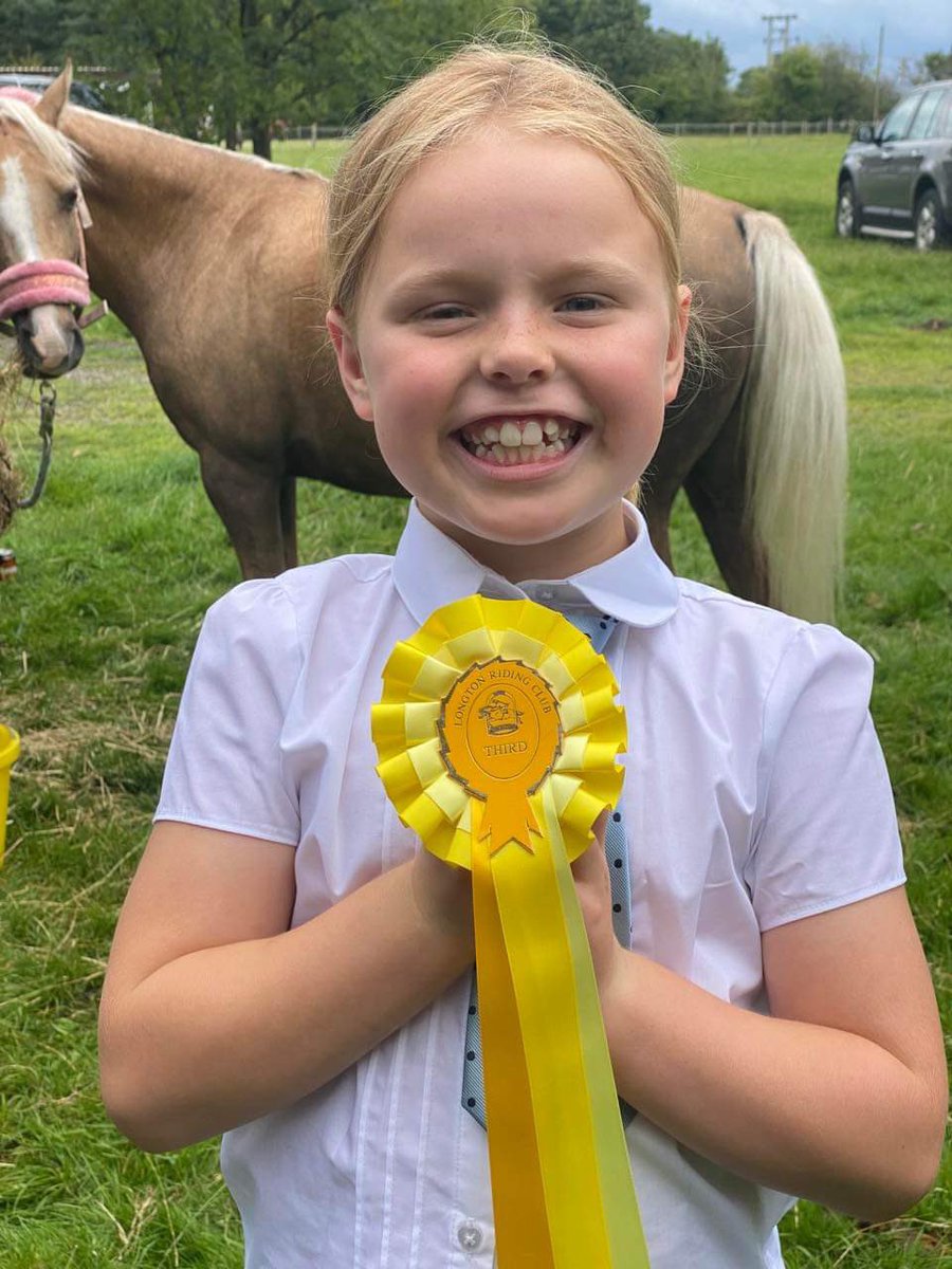 Super day at Longton show with girls, mum and dad. Paris behaved for both of them and we came home with rosettes! Girls had a great time, only third time at Longton and they’ve already made lots of friends! Off to White Lion for celebration tea 💪
