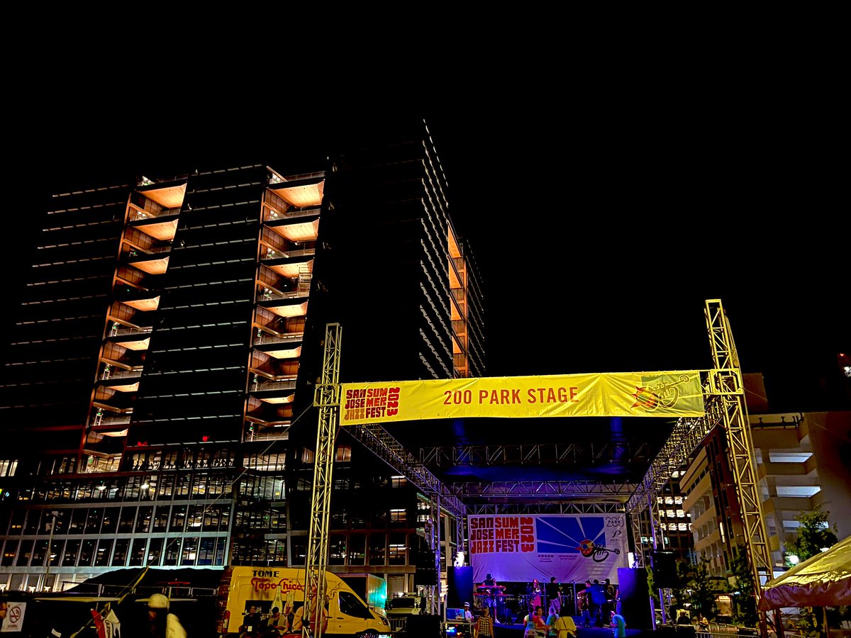 MichaelLomio's tweet photo. Downtown San José has been stunningly magical this weekend. Thank you to @amazon for sponsoring the @MattMahanSJ Jazz Brunch yesterday! 💜🎺👐🎷🧞‍♂️ https://t.co/DxKJ1R13Ec