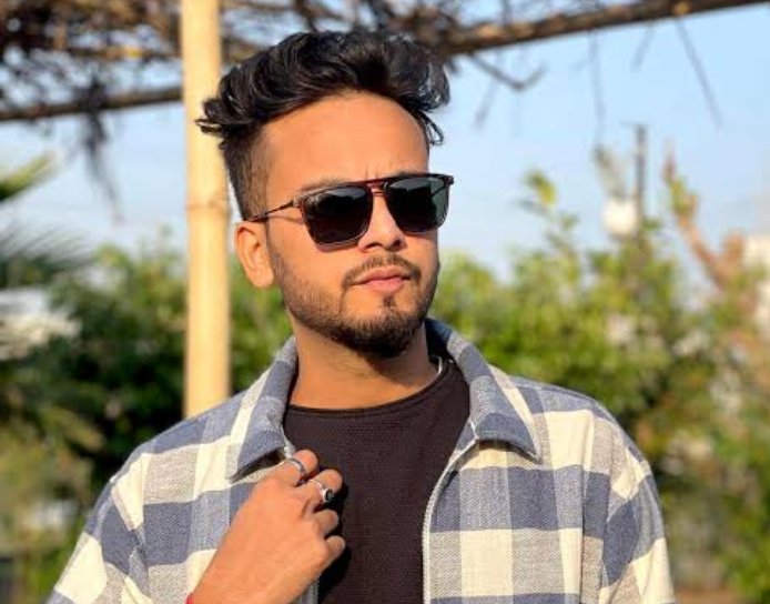 TrueKhabri's tweet photo. Final Poll 
Who is going to win the trophy? 

#ElvishYadav or #AbhishekMalhan

Retweet                           Like https://t.co/kpReAblK9x