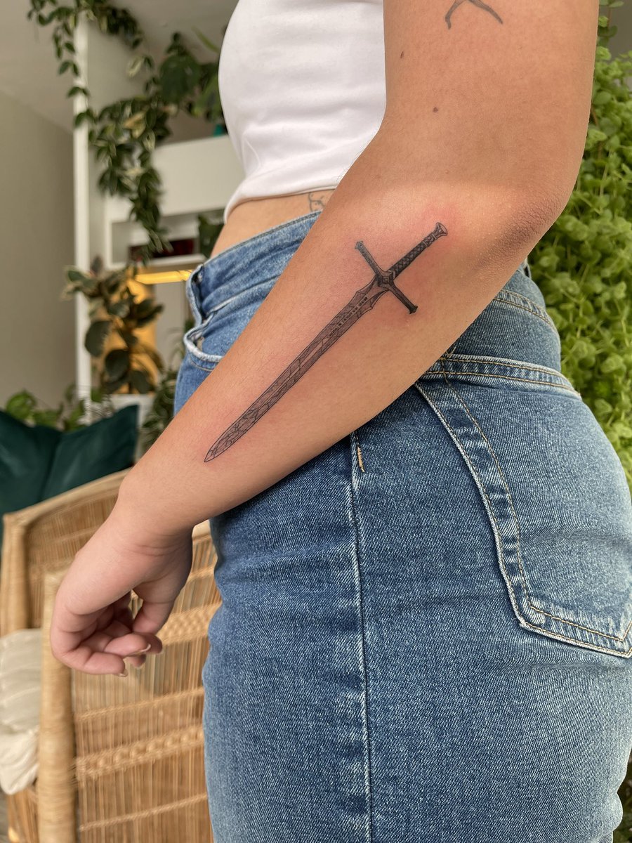 esseksoup's tweet photo. The Star Razor, Dwueth'var — “my wise friend Caduceus would tell you that life continues on. it changes, evolves and grows. you just might not be able to see the next trip” - Fjord, to Essek (critical role, campaign 2, ep 140, 4:20:49) 💖 https://t.co/6GuFZh9T85