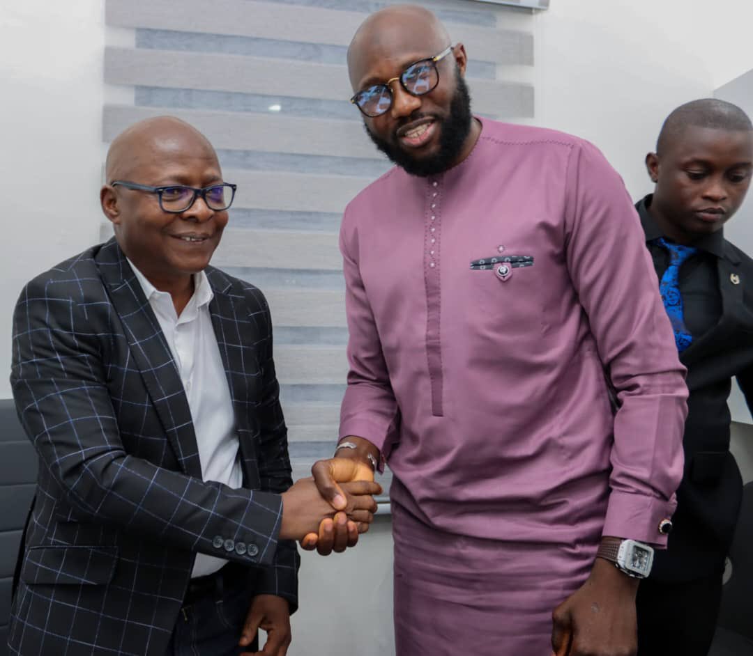 Intelli3_0's tweet image. Le ministre @JulienYombouno2 était avec nous ce week-end dans la rubrique le #Miroir.
L’échange fut fructueux 👌🏾🙏🏾
@I3_0
@DIABY_Mamy 
@BouramaChu94