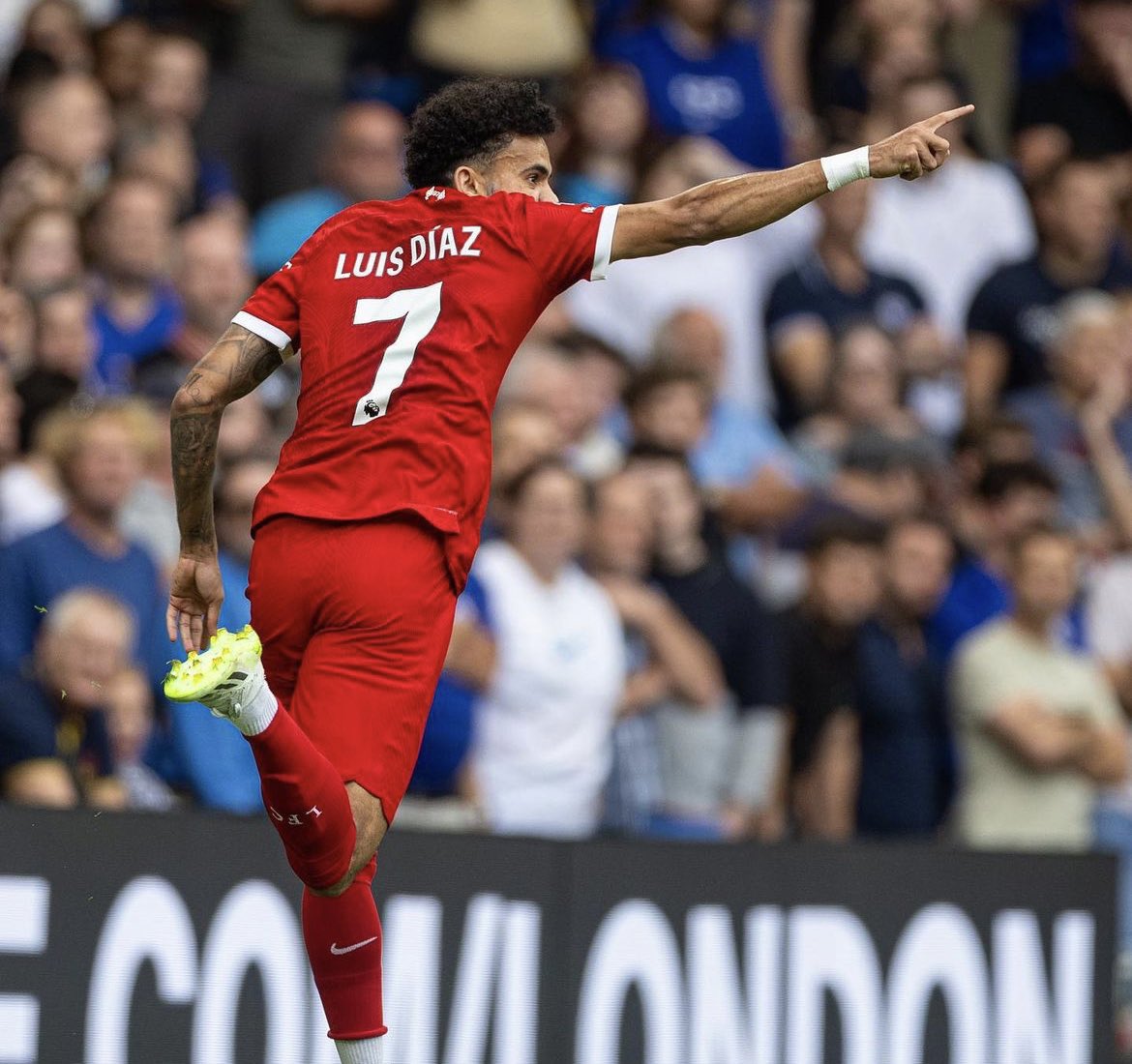 IndomieHalftime's tweet photo. Who had the better first half?

Retweet for Chelsea.  RT for Liverpool. 

#IndomieMakeHalfTimeCount https://t.co/B43jEu0xOs