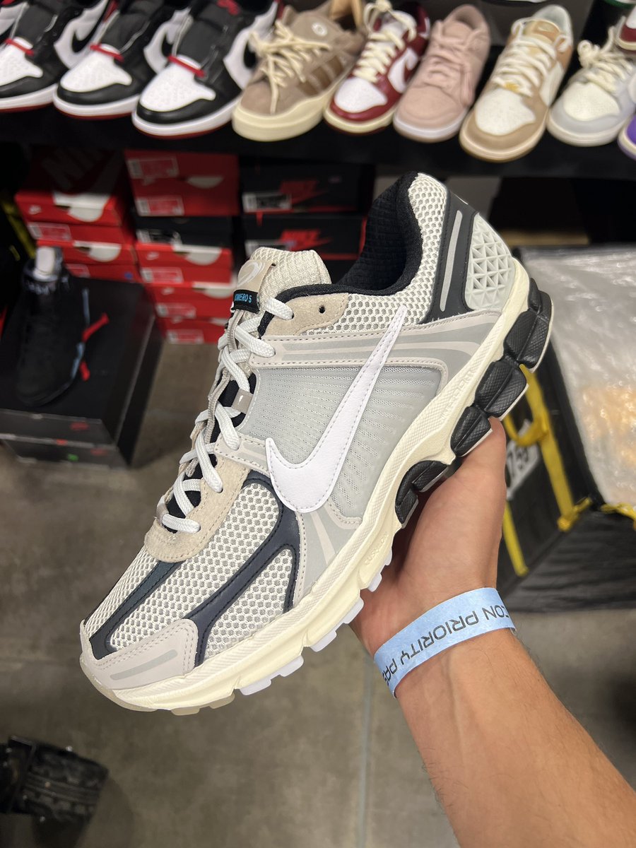 Roszko72's tweet photo. Vomero’s The Wave Now? https://t.co/16RIz90MC8