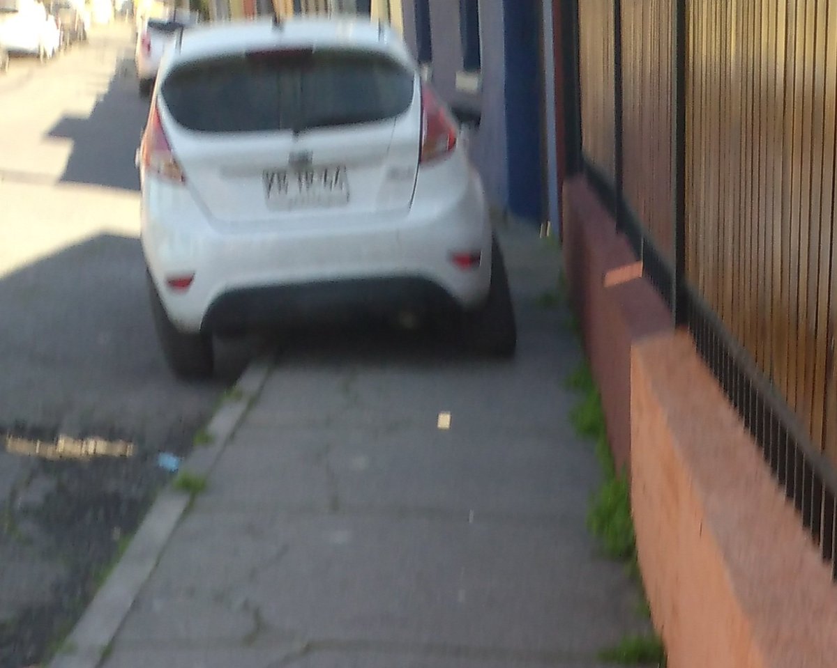 edgardkings's tweet photo. @Carabdechile ; @Seg_Publica_Ind @Muni_Indep 
Por favor, atender este abuso  XBTR64 que bloquea el uso de acera a peatones; Severino Casorzo 1245 Independencia, solo a 200 mt de 9a. Comis. https://t.co/eLH03hqyAV