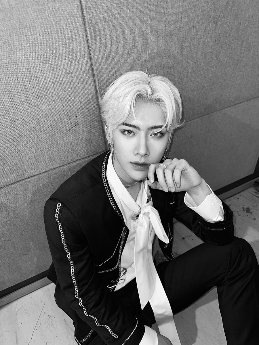 he looks so good im..