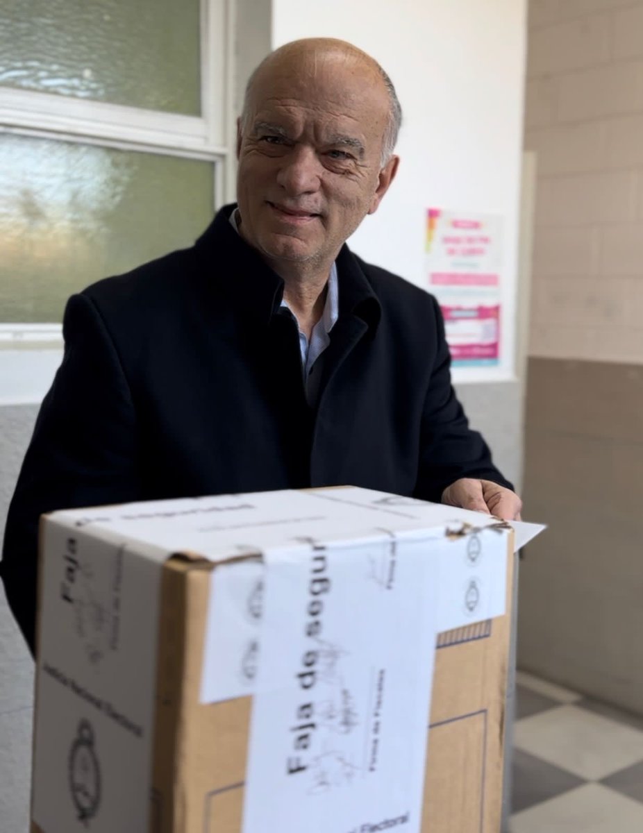 Voté en la Escuela EP N°28 / ES N°41 de Lanús cómo lo hice durante todos estos años.

Espero que sea una jornada democrática en la que los bonaerenses tengan la posibilidad de expresarse en paz.

El voto es la mejor herramienta de cambio que tenemos como sociedad.

#YaVoté