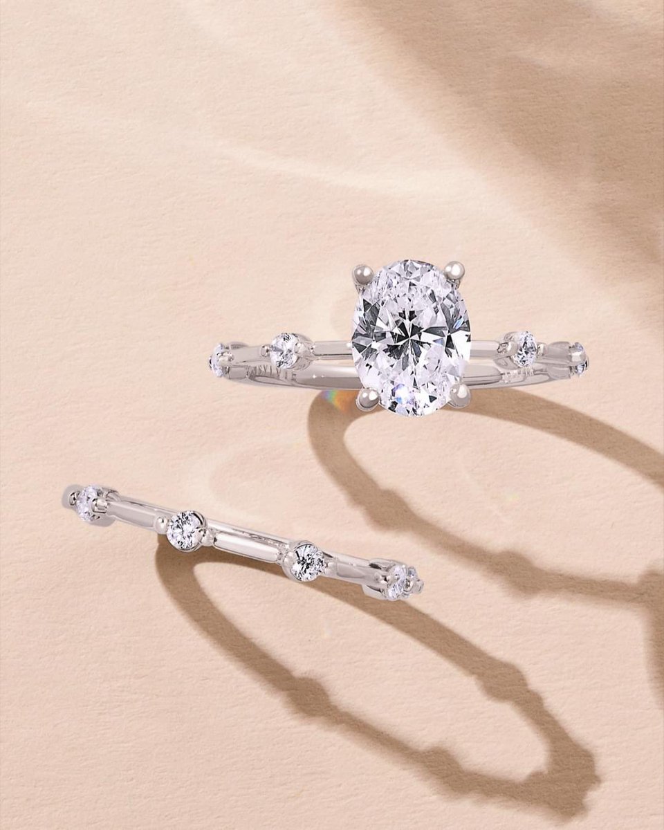 A perfect pair 💍✨​​​​​​​​​​​​​​​​​​Eniko is a modern, elegant, and feminine engagement ring. Pair it with it's matching band, or mix it up with something different to find your perfect bridal set.

(Style: S2321,B121)