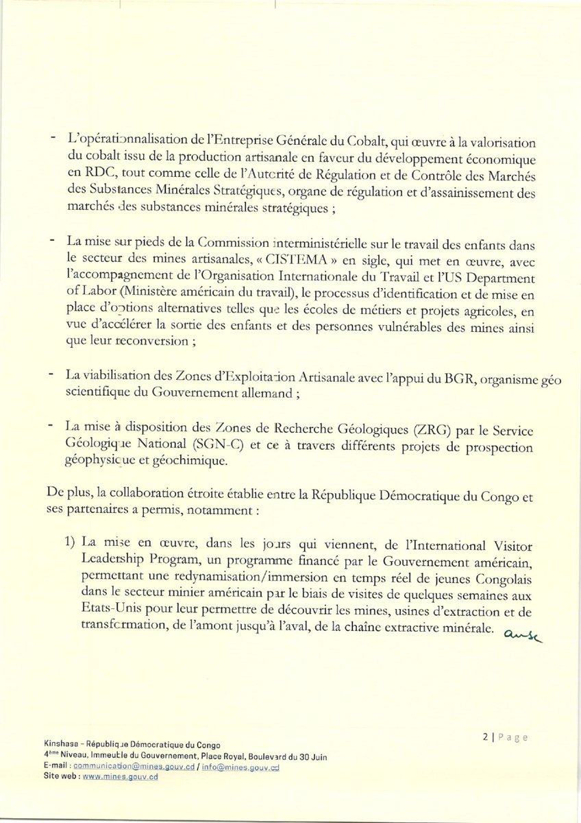 MinMinesRDC's tweet photo. RDC_MINES : 25.07.2023 La République Démocratique du Congo fait face depuis un certain temps à des menaces directes ou voilées de bannissement de son cobalt à l'exportation vers le marché international, sous prétexte d'irrégularités dans la chaine de possession et/ou d'extraction de cette commodité, qu'elle soit issue de la filière de production artisanale ou de celle industrielle.

 Le Ministère des Mines tient à apporter les éclaircissements suivants :

La RDC recèle dans son sol et son sous-sol, diverses substances minérales dont les gisements peuvent être exploités de façon industrielle ou artisanale selon les facteurs techniques et économico-financiers du moment.

Dans sa volonté de formaliser et améliorer le système de traçabilité des minerais dans la filière artisanale plusieurs projets ont été mis en place.

En effet, dans l'optique d'un développement et d'une évolution de l'extraction au puits vers celle de la petite mine et à des fins d'amélioration et de sécurisation du secteur minier, notre pays a abouti avec le soutien des partenaires à :

- La validation du cadre normatif sur le cobalt d'exploitation minière artisanale et à petite échelle, avec l'Initiative pour une chaîne d'approvisionnement en Minerais Responsable ( Responsible Minerals Initiative, RMI ), organisme américain regroupant plus de 400 entreprises membres, qui établit une série d'exigences en matière environnementale, sociale et de gouvernance pour les sites miniers, permettant une traçabilité optimale des minerais ;

- L'opérationnalisation de l'Entreprise Générale du Cobalt, qui oeuvre à la valorisation du cobalt issu de la production artisanale en faveur du développement économique en RDC, tout comme celle de l'Autorité de Régulation et de Contrôle des Marchés des Substances Minérales Stratégiques, organe de régulation et d'assainissement des marchés des substances minérales stratégiques;

- La mise sur pieds de la Commission Interministérielle sur le travail des enfants dans le secteur des mines artisanales, « CISTEMA» en sigle, qui met en œuvre, avec l'accompagnement de l'Organisation Internationale du Travail et l'US Department of Labor (Ministère américain du travail), le processus d'identification et de mise en place d'options alternatives telles que les écoles de métiers et projets agricoles, en vue d'accélérer la sortie des enfants et des personnes vulnérables des mines ainsi que leur reconversion ;

- La viabilisation des Zones d'Exploitation Artisanale avec l'appui du BGR, organisme géo scientifique du Gouvernement allemand ;

- La mise à disposition des Zones de Recherche Géologiques (ZRG) par le Service Géologique National (SGN-C) et ce à travers différents projets de prospection géophysique et géochimique.

De plus, la collaboration étroite établie entre la République Démocratique du Congo et ses partenaires a permis, notamment :

1) La mise en œuvre, dans les jours qui viennent, de l'International Visitor Leadership Program, un programme financé par le Gouvernement américain, permettant une redynamisation/immersion en temps réel de jeunes Congolais dans le secteur minier américain par le biais de visites de quelques semaines aux Etats-Unis pour leur permettre de découvrir les mines, usines d'extraction et de transformation, de l'amont jusqu'à l'aval, de la chaîne extractive minérale.

2) L'organisation de réunions de réflexion initiées par le Ministère des Mines avec les partenaires techniques et financiers, tels que l'USAID, le RMI ou encore le BGR, afin d'harmoniser les efforts des différentes parties prenantes pour tester l'impact des diverses initiatives de formalisation suggérées et exécutées sur terrain.

Le Ministère des Mines rappelle que la formalisation du secteur minier artisanal se fait dans le plein respect du Code Minier et de ses mesures d'application, notamment en termes de normes protection des droits de l'homme ainsi que de la responsabilité sociétale d'entreprise...À suivre !