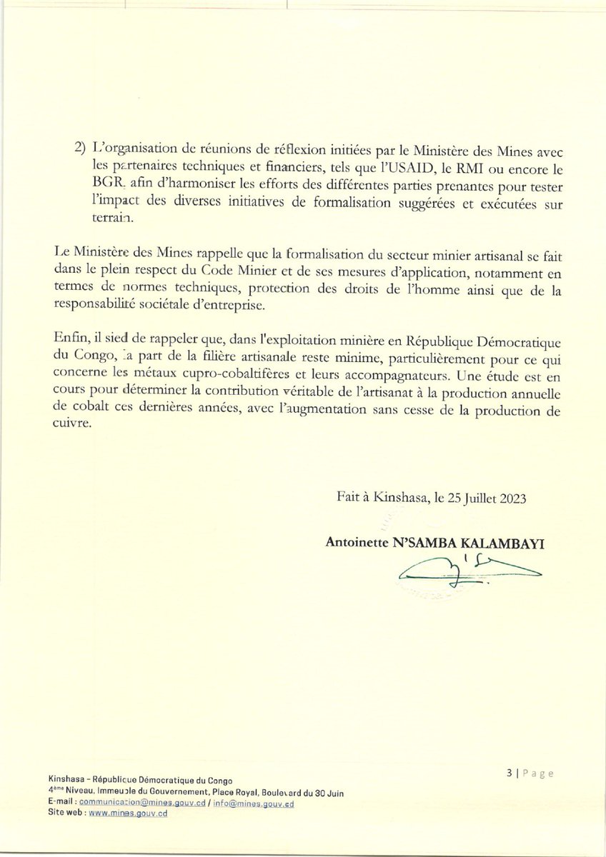 MinMinesRDC's tweet photo. RDC_MINES : 25.07.2023 La République Démocratique du Congo fait face depuis un certain temps à des menaces directes ou voilées de bannissement de son cobalt à l'exportation vers le marché international, sous prétexte d'irrégularités dans la chaine de possession et/ou d'extraction de cette commodité, qu'elle soit issue de la filière de production artisanale ou de celle industrielle.

 Le Ministère des Mines tient à apporter les éclaircissements suivants :

La RDC recèle dans son sol et son sous-sol, diverses substances minérales dont les gisements peuvent être exploités de façon industrielle ou artisanale selon les facteurs techniques et économico-financiers du moment.

Dans sa volonté de formaliser et améliorer le système de traçabilité des minerais dans la filière artisanale plusieurs projets ont été mis en place.

En effet, dans l'optique d'un développement et d'une évolution de l'extraction au puits vers celle de la petite mine et à des fins d'amélioration et de sécurisation du secteur minier, notre pays a abouti avec le soutien des partenaires à :

- La validation du cadre normatif sur le cobalt d'exploitation minière artisanale et à petite échelle, avec l'Initiative pour une chaîne d'approvisionnement en Minerais Responsable ( Responsible Minerals Initiative, RMI ), organisme américain regroupant plus de 400 entreprises membres, qui établit une série d'exigences en matière environnementale, sociale et de gouvernance pour les sites miniers, permettant une traçabilité optimale des minerais ;

- L'opérationnalisation de l'Entreprise Générale du Cobalt, qui oeuvre à la valorisation du cobalt issu de la production artisanale en faveur du développement économique en RDC, tout comme celle de l'Autorité de Régulation et de Contrôle des Marchés des Substances Minérales Stratégiques, organe de régulation et d'assainissement des marchés des substances minérales stratégiques;

- La mise sur pieds de la Commission Interministérielle sur le travail des enfants dans le secteur des mines artisanales, « CISTEMA» en sigle, qui met en œuvre, avec l'accompagnement de l'Organisation Internationale du Travail et l'US Department of Labor (Ministère américain du travail), le processus d'identification et de mise en place d'options alternatives telles que les écoles de métiers et projets agricoles, en vue d'accélérer la sortie des enfants et des personnes vulnérables des mines ainsi que leur reconversion ;

- La viabilisation des Zones d'Exploitation Artisanale avec l'appui du BGR, organisme géo scientifique du Gouvernement allemand ;

- La mise à disposition des Zones de Recherche Géologiques (ZRG) par le Service Géologique National (SGN-C) et ce à travers différents projets de prospection géophysique et géochimique.

De plus, la collaboration étroite établie entre la République Démocratique du Congo et ses partenaires a permis, notamment :

1) La mise en œuvre, dans les jours qui viennent, de l'International Visitor Leadership Program, un programme financé par le Gouvernement américain, permettant une redynamisation/immersion en temps réel de jeunes Congolais dans le secteur minier américain par le biais de visites de quelques semaines aux Etats-Unis pour leur permettre de découvrir les mines, usines d'extraction et de transformation, de l'amont jusqu'à l'aval, de la chaîne extractive minérale.

2) L'organisation de réunions de réflexion initiées par le Ministère des Mines avec les partenaires techniques et financiers, tels que l'USAID, le RMI ou encore le BGR, afin d'harmoniser les efforts des différentes parties prenantes pour tester l'impact des diverses initiatives de formalisation suggérées et exécutées sur terrain.

Le Ministère des Mines rappelle que la formalisation du secteur minier artisanal se fait dans le plein respect du Code Minier et de ses mesures d'application, notamment en termes de normes protection des droits de l'homme ainsi que de la responsabilité sociétale d'entreprise...À suivre !