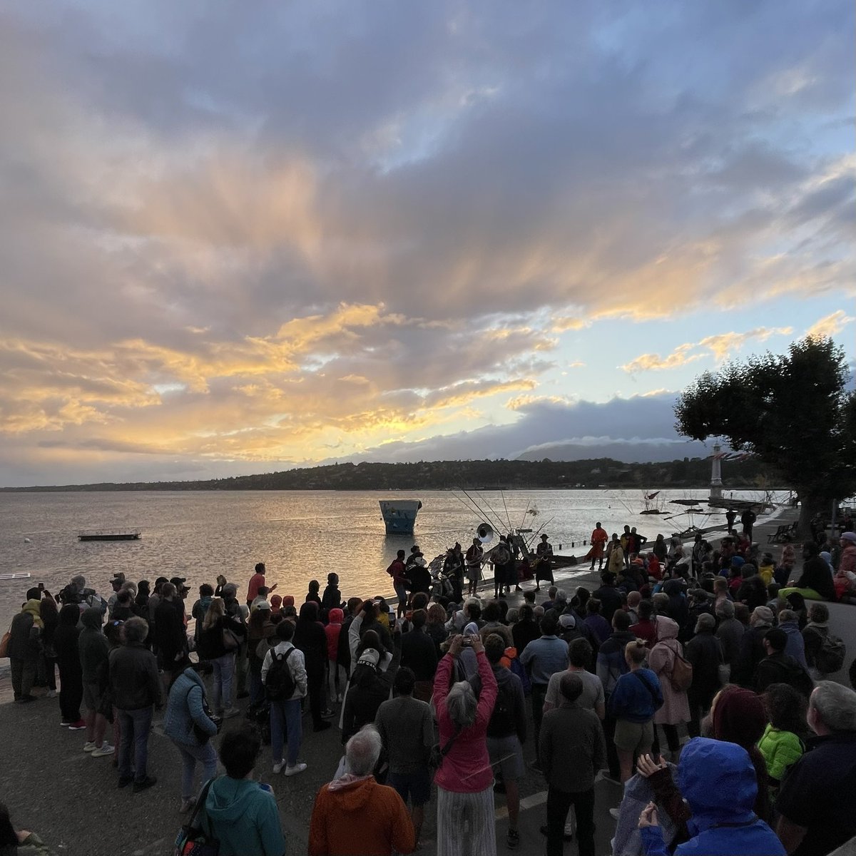 barbarabulc's tweet photo. Don't miss this magical moment, every morning until the 23rd of August.
Welcoming the Sunrise on the Lake Geneva with a musical concert. Remembering #interconnectedness and #interdependence with each other and the Earth.
#LesAubes #LesBainsdesPaquis #oumph #LesAubesMusicales https://t.co/y9oaH9wfPI