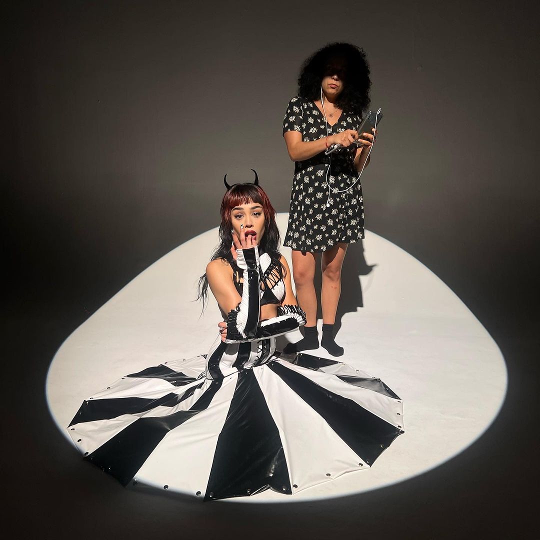 Te traemosel backstage del lyric video de #TenemosQueHablar  🤡 de <a href="/dannapaola/">nini 🎀 TXT CB APRIL</a> 

Mientras esperamos el video musical de #TQH que se estrenará mañana ¡Dale play al video lyric en YouTube!

fal.cn/3AHOw 🎥🎶
From #dannapaola vía IG#Dreamers #NewMusic