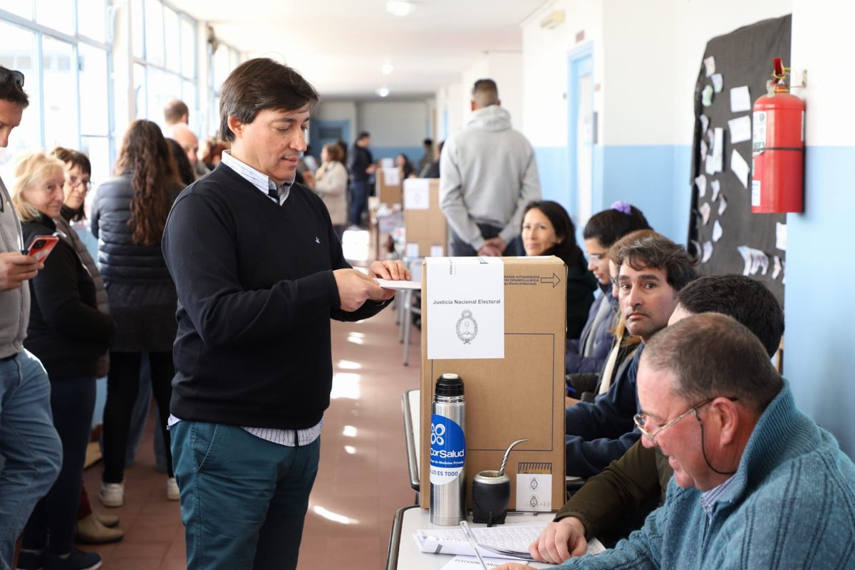 unionpatriadx's tweet photo. Ya votaron nuestros candidatos ✌🏼💙🇦🇷🌞

¡Vení a votar Alejandro Acerbo Intendente!

#BuenDomingo #Elecciones2023 #UnionPorLaPatria #Domingo #ArgentinaVota #ArgentinaElige #BUENOSAIRES #axel #kiciloff #AA2023 #Messi #seleccion https://t.co/j7Xxwi7tfW