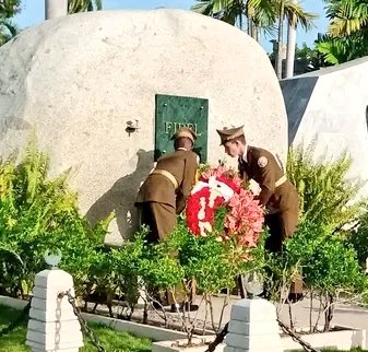 Con una ofrenda floral en nombre del Pueblo de Cuba, los agradecidos le rendimos tributo al Líder Histórico de la Revolución Cubana en el sitio donde reposan sus cenizas, #FidelViveEntreNosotros 
#FidelPorSiempre 
#SantiagodeCuba