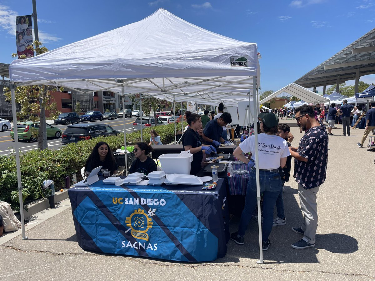 jmgduarte's tweet photo. Wonderful time with @UCSDPhysics and @SacnasUcsd at the @UCSDCREATE Southeast Science &amp; Art Expo as always! Thanks to @anomalous_andy for organizing the physics booth! @itsvasquez2u https://t.co/sCMvfXDMGE https://t.co/CeZIgxJkzl