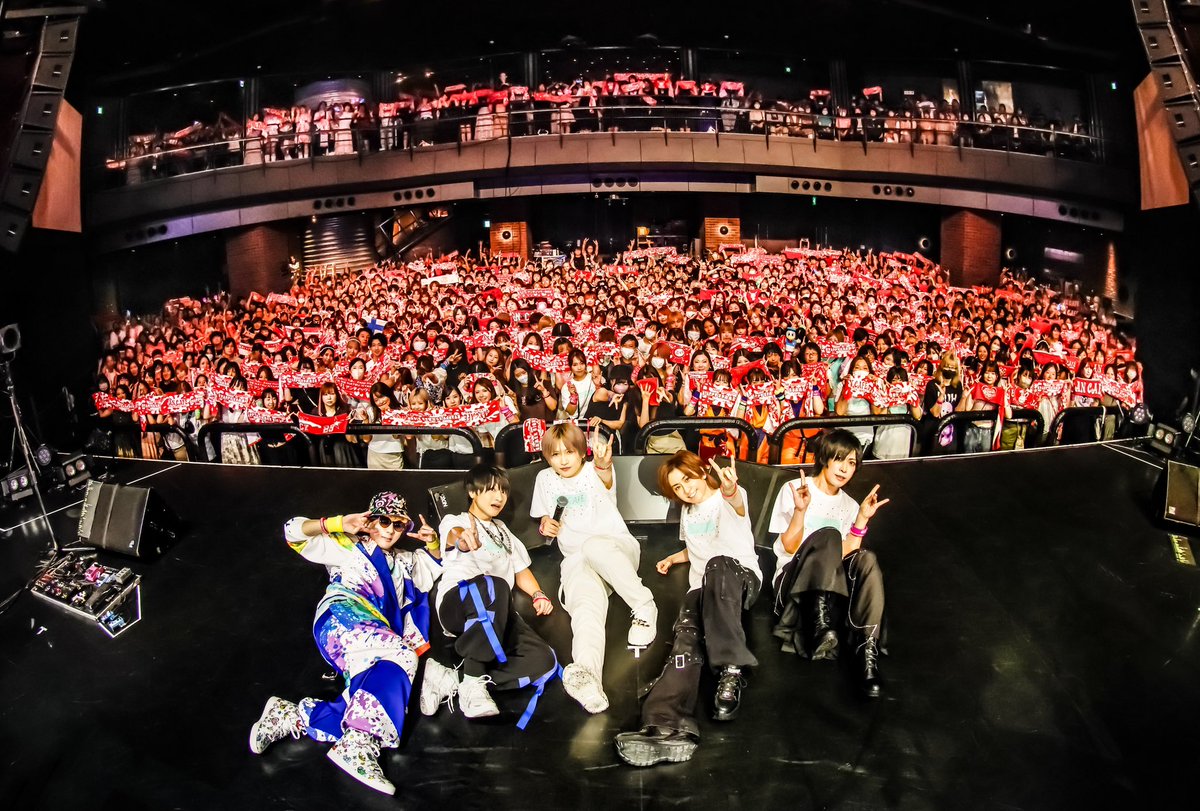 mikuppy's tweet photo. 東京公演、来てくれてありがとう。感無量です。
歌える喜び以上にみんなと一緒に居れた喜びが強かったのが本音です。離れたくなかった。
でもきっとまたどこかで会えるから、それを励みに寂しいけど生きていくよ。僕を取り囲む全てのみんな、心からありがとう。 https://t.co/jtSh4azWf7