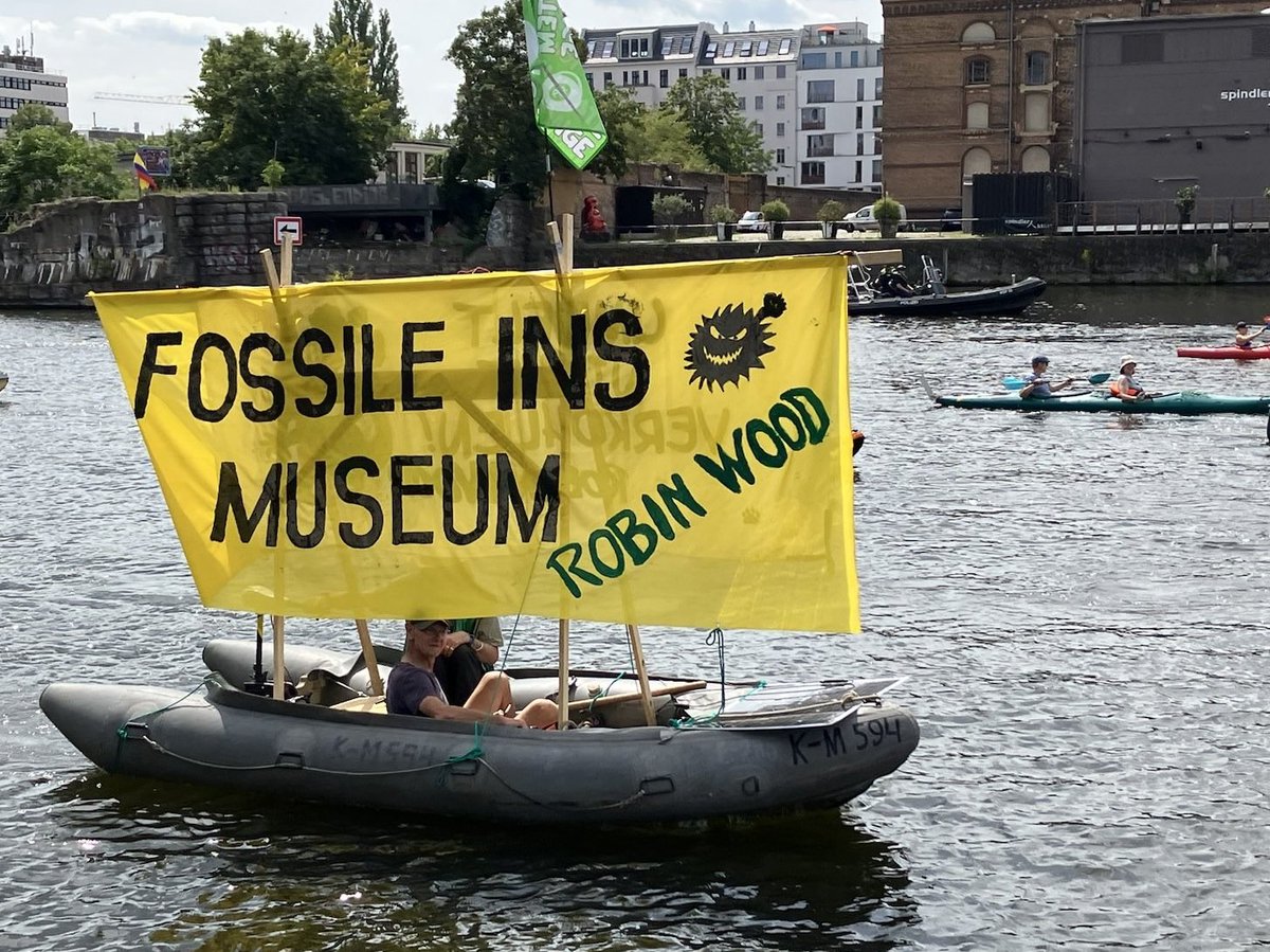 RoWo_Berlin's tweet photo. Heute haben wir mit der @BUNDjugend_Bln, @BErneuerbar und hunderten Menschen auf der #ClimateAndBoat eine klimaverträgliche und sozial gerechte Energiewende in Berlin gefordert.

#ClimateJustice #EndFossilNow #BerlinErneuerbar #SystemchangeNotClimachange #Erneuerbare https://t.co/WebzSKKH0V