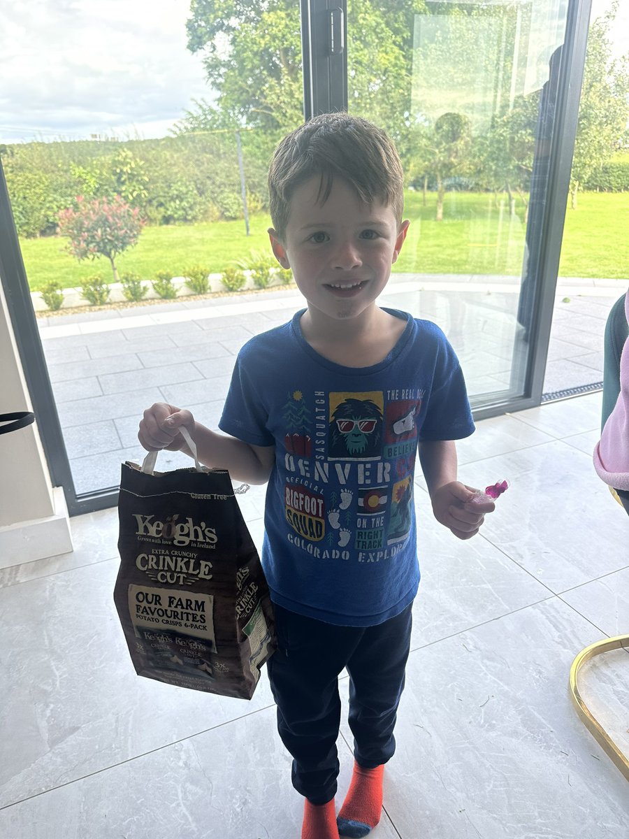 Thanks <a href="/Keoghsfarm/">Keoghsfarm</a> for tossing a few big bags of crisps over the hedge on the way out of the <a href="/tullamoreshow/">Tullamore Show</a> #happykids