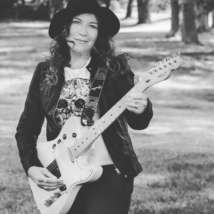 😍Heippa ystävät! Toivottavasti teillläkin on ollut kiva kesä? Oma kesä on kulunut osin lomalla, osin töissä, tuttu juttu varmaan monille? Pari kivaa kuulumista: toivottavasti ootte hokanneet kirjan "Lailasta Almaan - Suomalaisten naisten populaarimusiikin historia", ks.