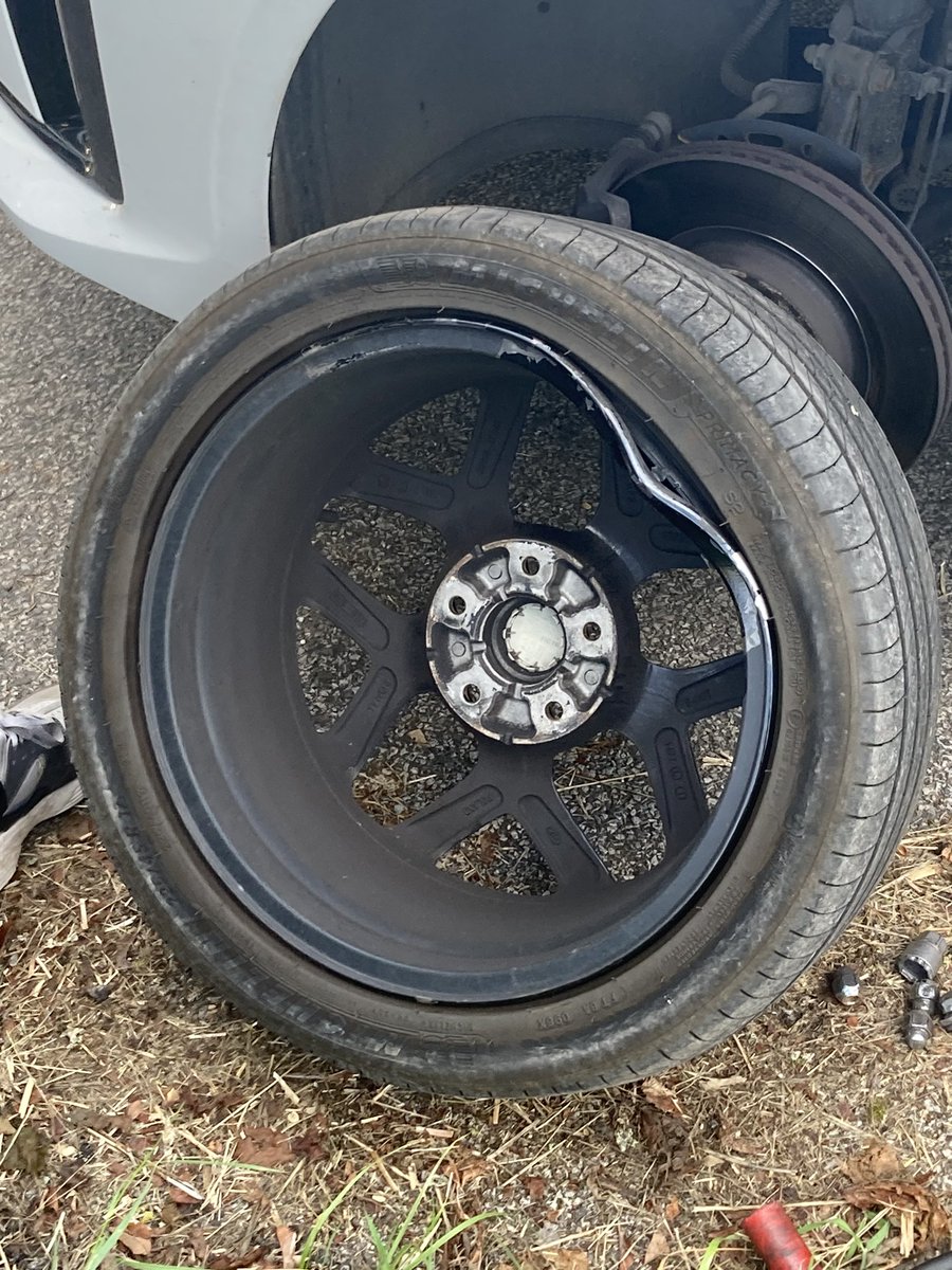 RobCadence's tweet photo. @BasingstokeGov do you think this is an acceptable condition for your B roads? https://t.co/NKvETCITQZ