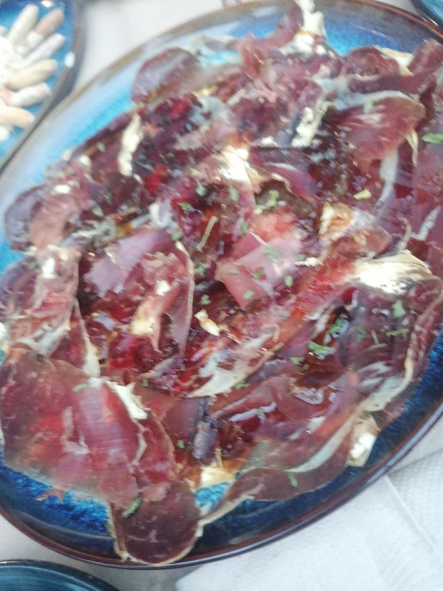 GuarniGastro's tweet photo. Ensaladilla, cecina de León y torreznos @TorreznodeSoria.
Un picoteo ideal para una tarde de verano en la Plaza del Mercáu de Cangues. https://t.co/YZU9rB39pm