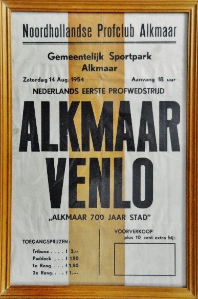 Vandaag in 1954:

De eerste wedstrijd in het betaald voetbal in Nederland gaat tussen Alkmaar '54 en Sportclub Venlo.

Het eerste doelpunt wordt gemaakt door Klaas Smit. De wedstrijd eindigt in 3-0 voor de ploeg uit Alkmaar.
