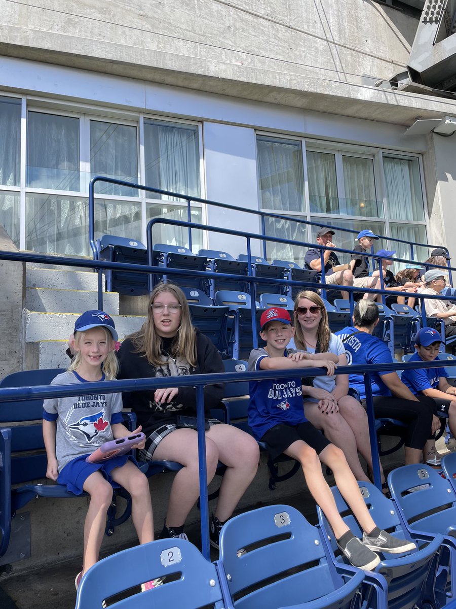 thethinhead's tweet photo. Great day for a game! #NextLevel https://t.co/pkYHVZdhEe