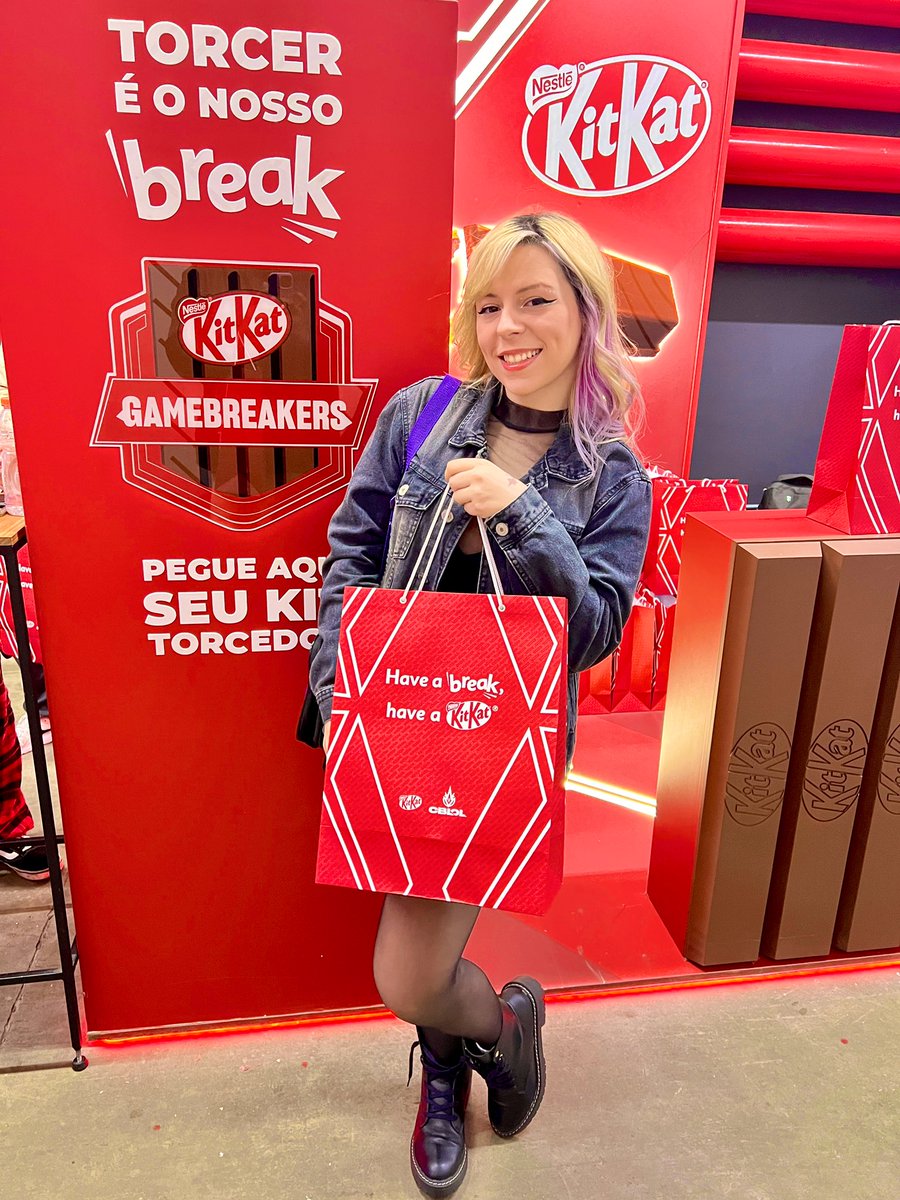ammyzitta's tweet photo. Hoje estou na arena @CBLOL a convite do @KitKatBrasil 🥰❤️
EU TO MUITO FELIZ!!
Obrigadaaaa Kitkat! Torcer é o nosso break! #gamebreakers https://t.co/HBS0HZwXJA