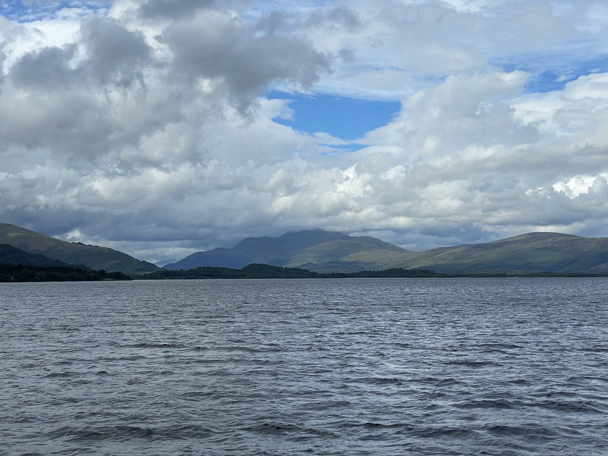 doublemacbex's tweet image. The sun came out briefly so we took the train to Loch Lomond. #GlasgowSummer