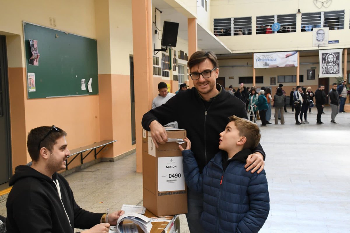#Morón Votó el intendente <a href="/LucasGhi/">lucas ghi</a>