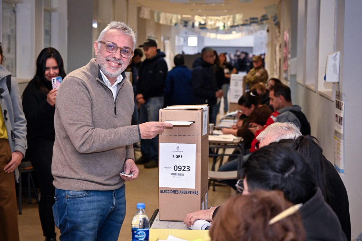 ZamoraJulio's tweet photo. En una jornada muy importante para la Democracia, voté en la Escuela Secundaria N° 32 "Raúl Alfonsín" de Benavídez, con la esperanza y voluntad de poder seguir trabajando por el Tigre que queremos.
#TigreEsMiVida #MeQuedoAquí https://t.co/kV3A24wVkQ