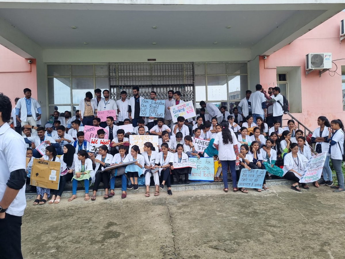 binay_saurabh's tweet photo. #studentsneedhelp
. dictatorship of principal
.no basic facilities in college
.no teaching staff
.rude behaviour of principal and staff with students
.lack of sports facilities
@yadavtejashwi
@TejYadav14
@DMbhagalpur
@NitishKumar
@narendramodi
@MoHFW_INDIA
@papp https://t.co/1J9tDpS2pQ
