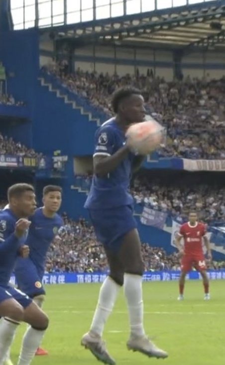 SamueILFC's tweet photo. Not a handball apparently. https://t.co/KBLe0vJUyP