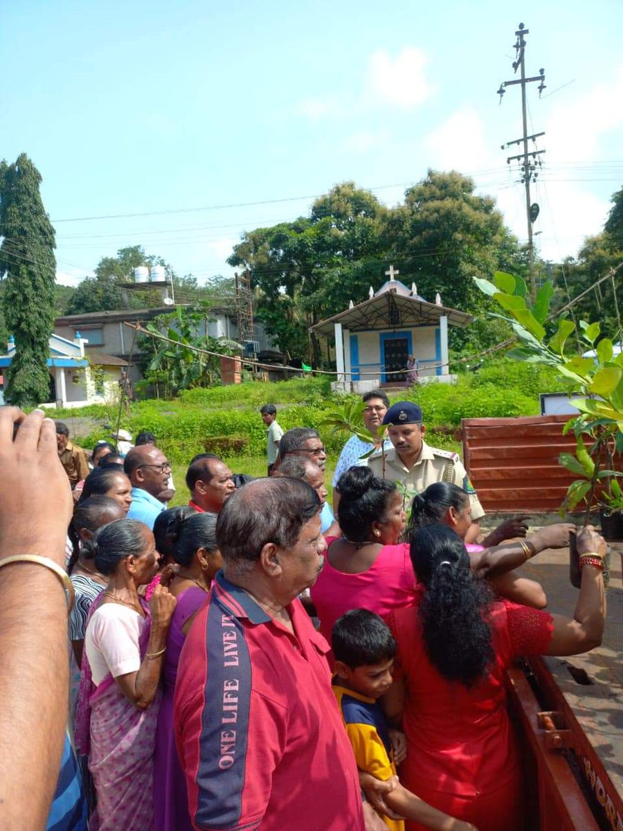 ReginaldoGoa's tweet photo. Distribution of plants at Manora ground for my dear Arlem & Manora people. Requested Mr Arun Desai pi maina curtorim to give some plants to the public which the public liked &
simultaneously request him not to issue challans to locals in the locality.
#curtorimConstituencyFirst https://t.co/MAzxJRn9gp