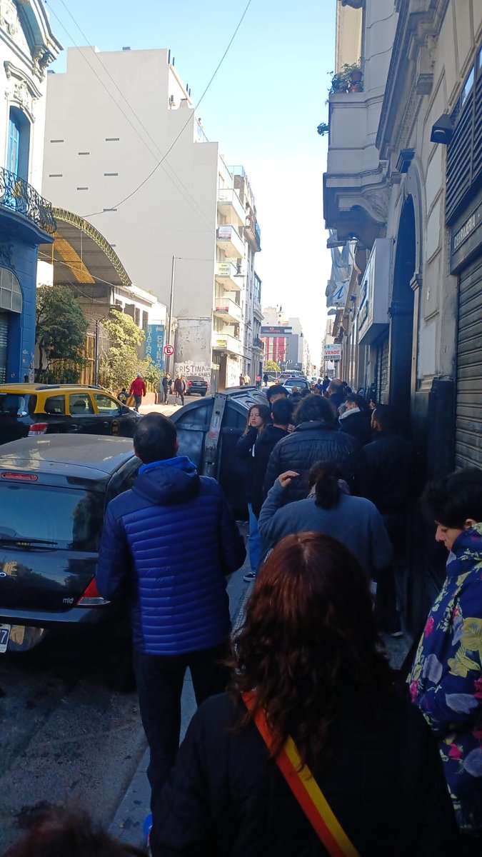 Universidad ISALUD, Montserrat.  Aproximadamente 50 minutos de espera. Un desastre. <a href="/horaciorlarreta/">Larreta</a> #improvisados