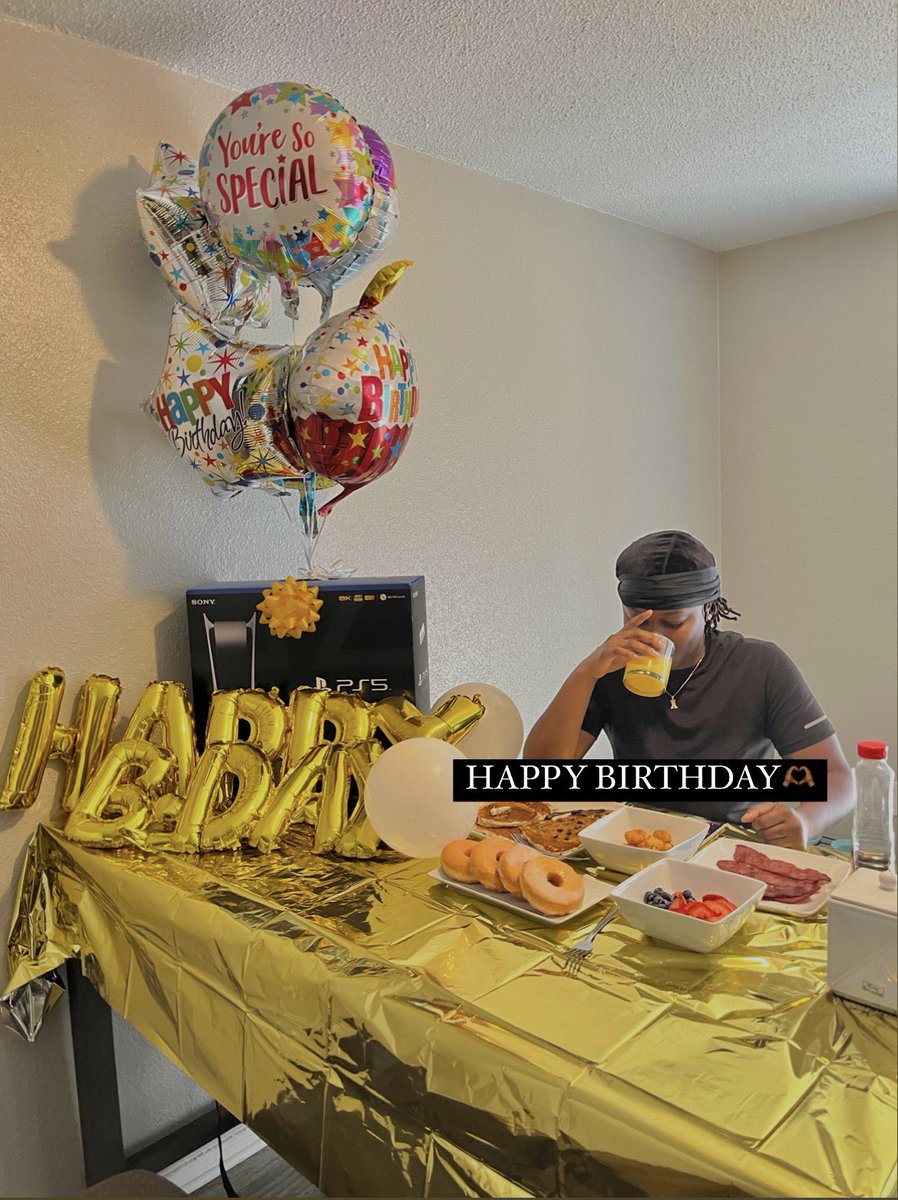 ashtheprincess2's tweet photo. how i woke the birthday girl up this morning , happy bday baby ily🫶🏾 @DreadheadJaz https://t.co/l5lTVcfjwr