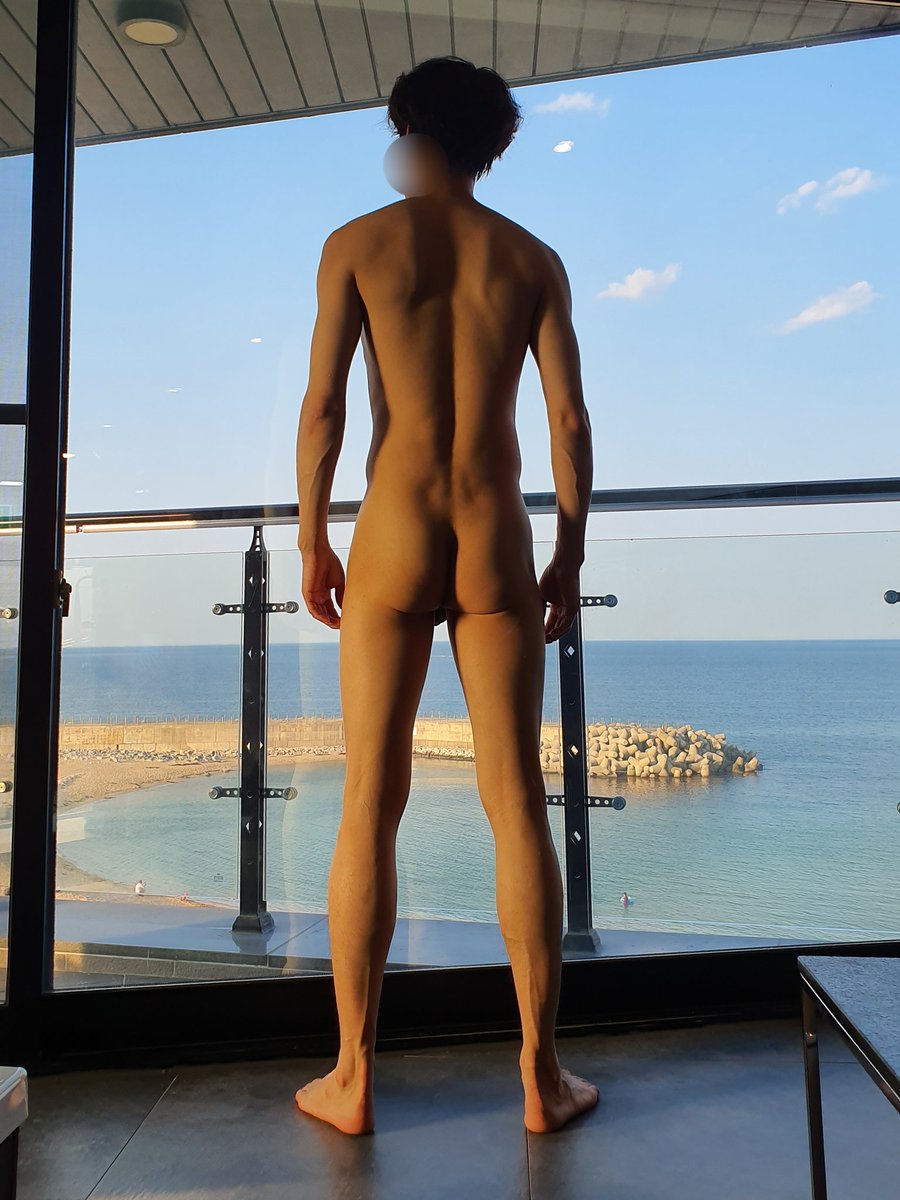 안녕하세요. 16일 수요일에 홍대쪽에서 함께 노실 커플ㆍ부부 계실까요?  기본적으로 건오로 만나서 식사나 커피하면서 얘기하고 그 이후는 서로 분위기봐서..저희는 외모, 성격, 인성 다 좋습니다!(..라고 생각합니다😆)