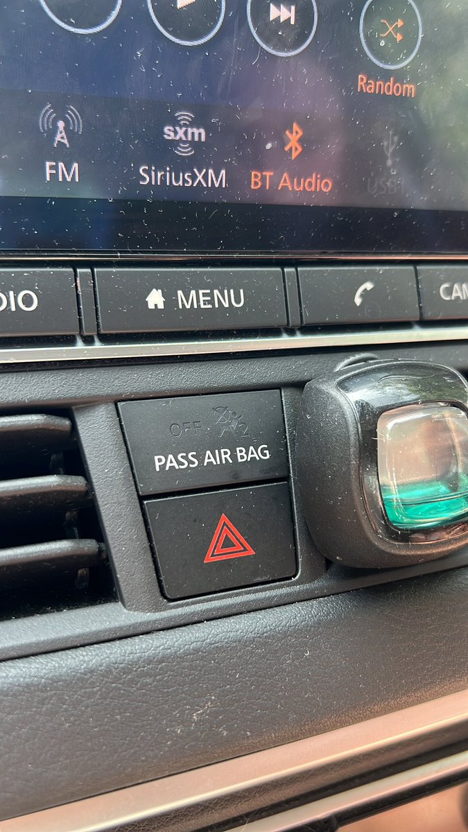 alexmata_'s tweet photo. Why do cars have air bag lights that look like buttons -_- https://t.co/D9U26tZcbp