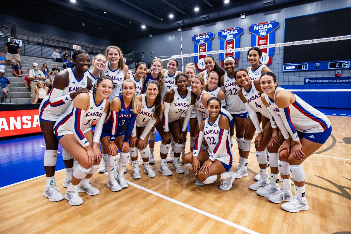 KUVolleyball's tweet photo. This team 🥹🫶

#RockChalk | #KUVB https://t.co/wts3Q2698P
