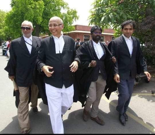 ShoukathMadath2's tweet image. ചാണ്ടി ഉമ്മൻ 💪💪💪💪
അഡ്വക്കേറ്റ് മനു അഭിഷേക് സിംഗ്‌വി ക്ക് ഒപ്പം ജൂനിയർ അഭിഭാഷകൻ അഡ്യക്കേറ്റ് ചാണ്ടി ഉമ്മൻ MA LLB LLM LLM സുപ്രിം കോടതിയിൽ വാദത്തിന് ശേഷം പുറത്തേക്ക് വരുന്നു