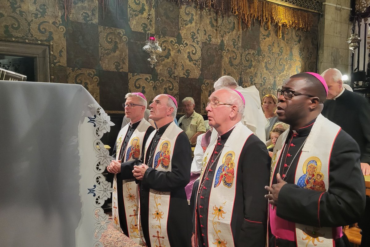 JasnaGoraNews's tweet photo. ⛪️Kopia Cudownego Obrazu #MatkaBoża Jasnogórskiej zostanie przekazana podczas #Apel bp. Patricowi Chisanga z Zambii. Ten Wizerunek to dar ołtarza złożony przez Instytut Prymasa Wyszyńskiego podczas Mszy św. beatyfikacyjnej kard.#Wyszyński i Matki Róży #Czacka z 12 IX 2021r. https://t.co/VlCC2FPFMJ