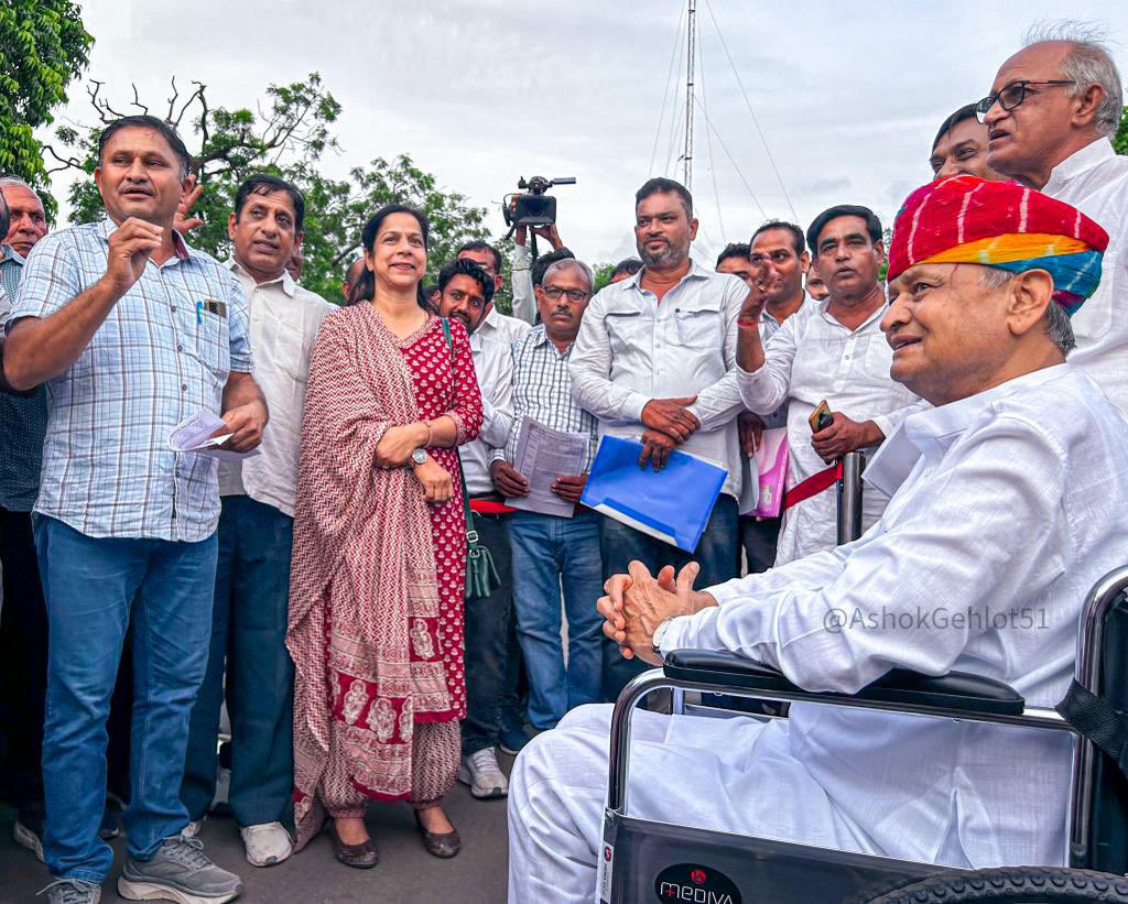 ashokgehlot51's tweet photo. आज निवास पर आए पीटीआई शिक्षकों ने राजीव गांधी ग्रामीण, शहरी ओलंपिक, ओपीएस व पदोन्नति सहित अन्य नीतियों हेतु सद्भाव व्यक्त किया।

यह खुशी की बात है प्रदेश में चल रहे खेल महोत्सव में एक ही परिवार की तीन पीढ़ियां तक हिस्सा ले रहीं हैं। खेल संवर्धन के उद्देश्य से प्रदेश सरकार पीटीआई शिक्षकों के हित संरक्षित करने हेतु कृत संकल्पित है।
